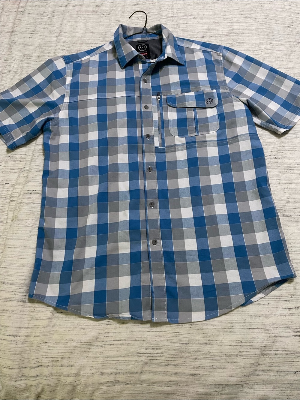 Wrangler ATG Short-Sleeve Blue, Gray & White Plaid Button-Down Size M
